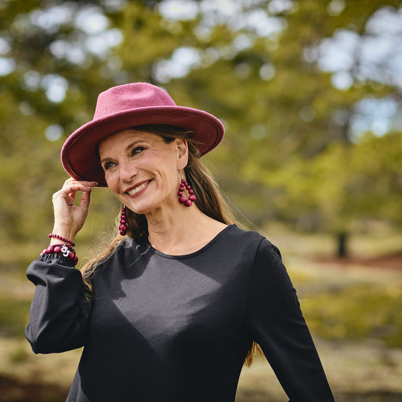 Aarikka SUPERNOVA red earrings on a model