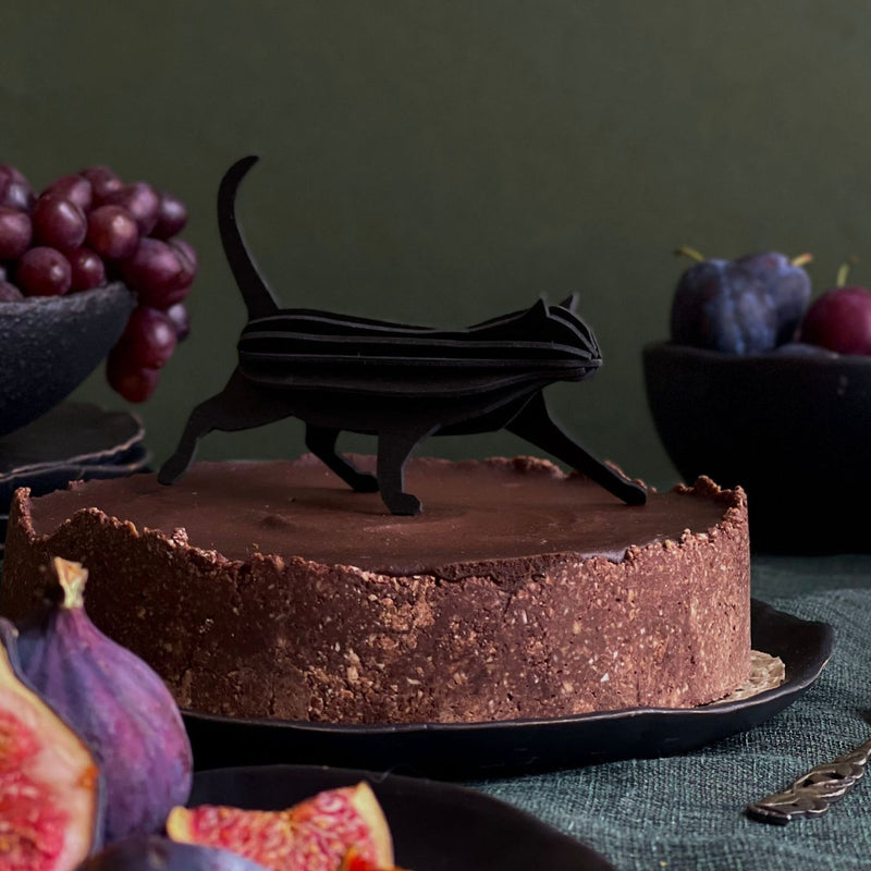 Lovi black cat on a cake halloween