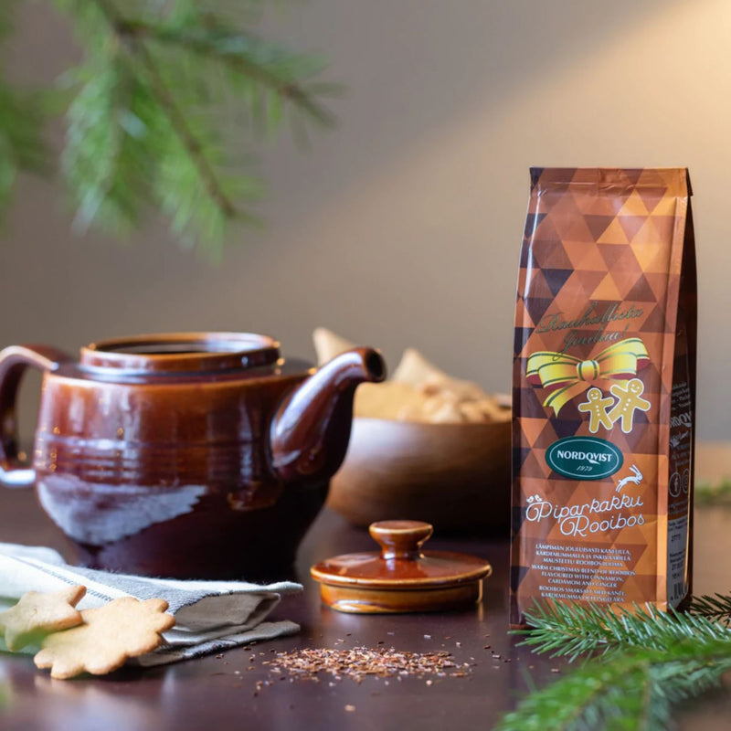 Nordqvist GINGERBREAD ROOIBOS Loose Leaf Tea moment with gingerbreads