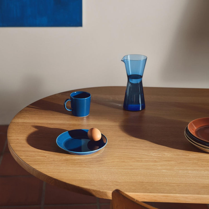 Iittala Kartio pitcher in ultramarine blue and Teema tableware in vintage blue on the table