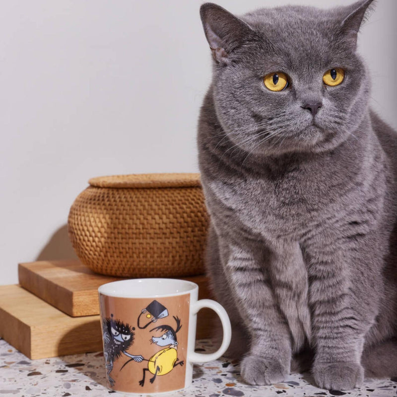 Arabia MOOMIN STINKY in Action Mug (10 oz) with a grey cat