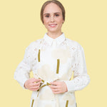 Kauniste ONNI linen-cotton apron in light grey on a model