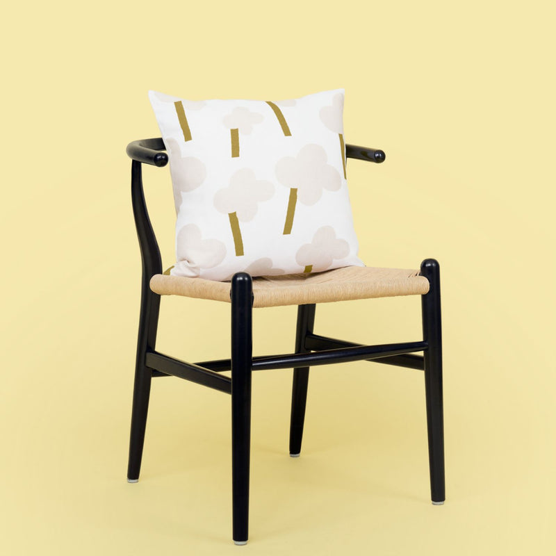 Kauniste linen-cotton 20x20 ONNI cushion cover in light grey on a black wishbone chair