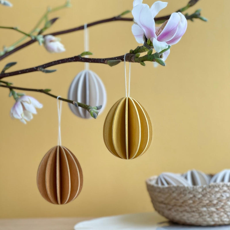 Lovi Easter eggs (2.8" / 7 cm) in Golden Mix hanging on a branch